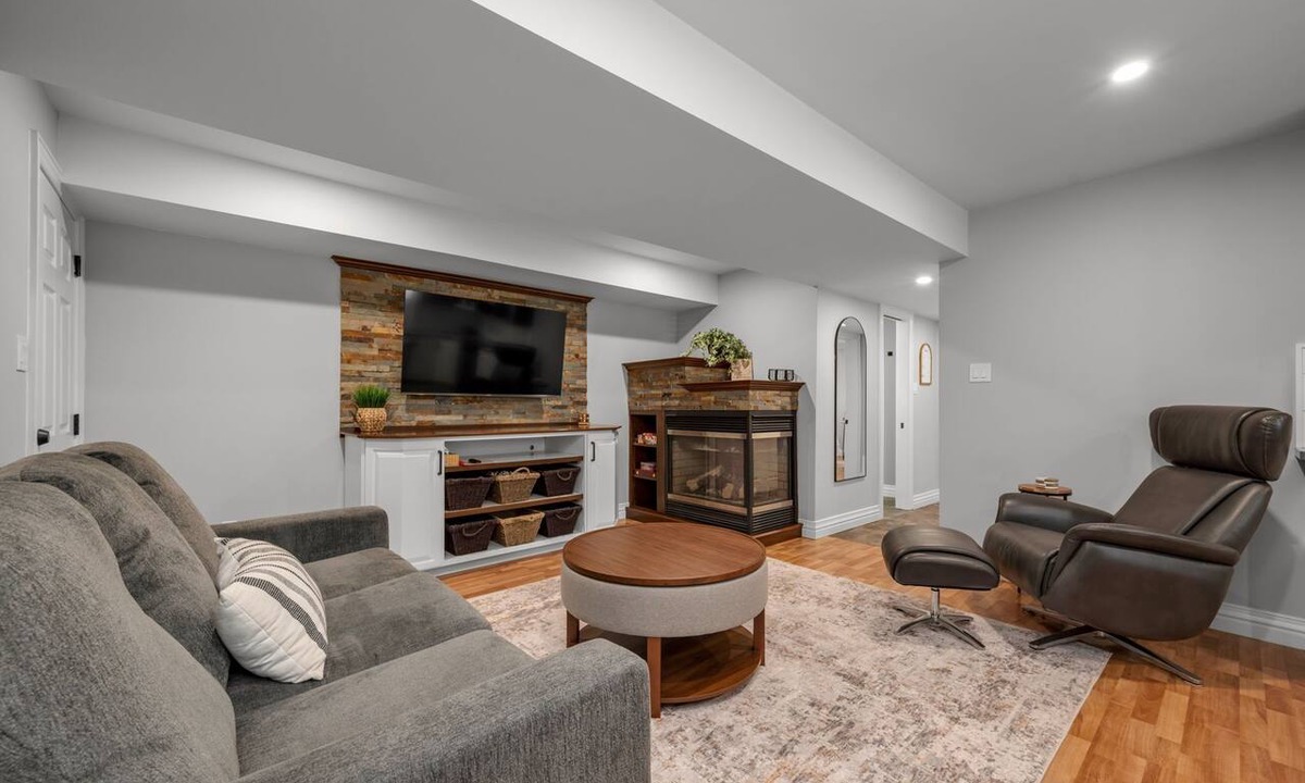 Rideau Lakes Apartment | 1 BR Executive Suite | Laundry, Parking & Workspace