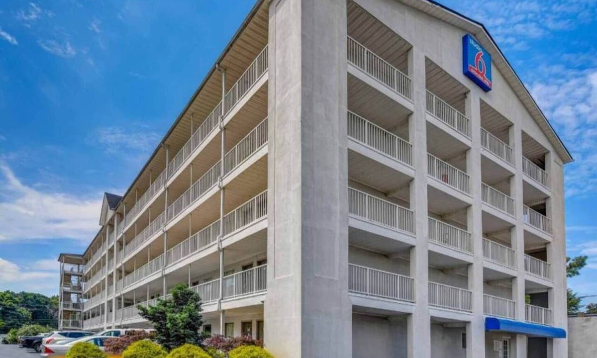 Chamblee Apartment | 1 queen bed|mobility access|tub|smk