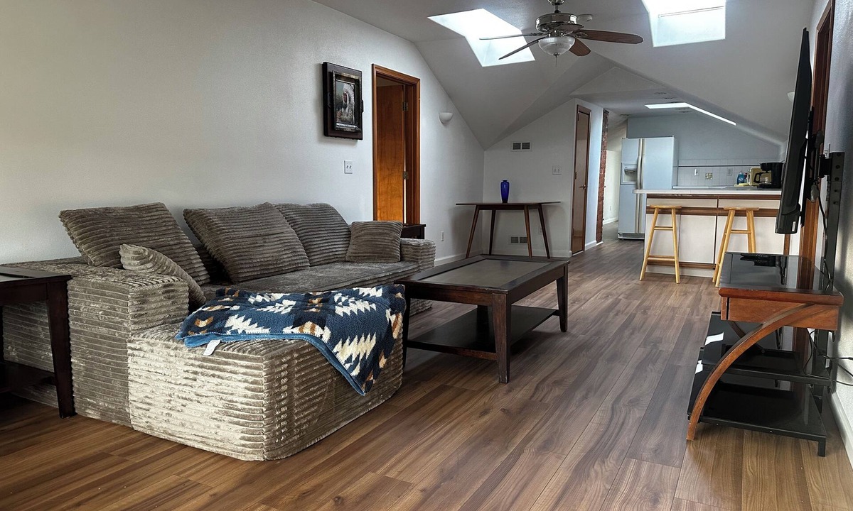 Pendleton Apartment | 2-bedroom studio sunny bright north hill location.