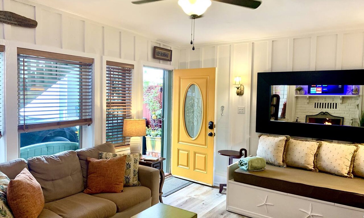 Old Towne Cottage | 🌊 2026 @ the Pineapple Cottage. Steps to Ocean. 🌊 RELAX & ENJOY 😎the beach.⛱️🌊