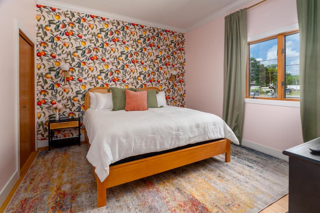 Cobden Hotel | ADA King Suite Accessible, Cobden