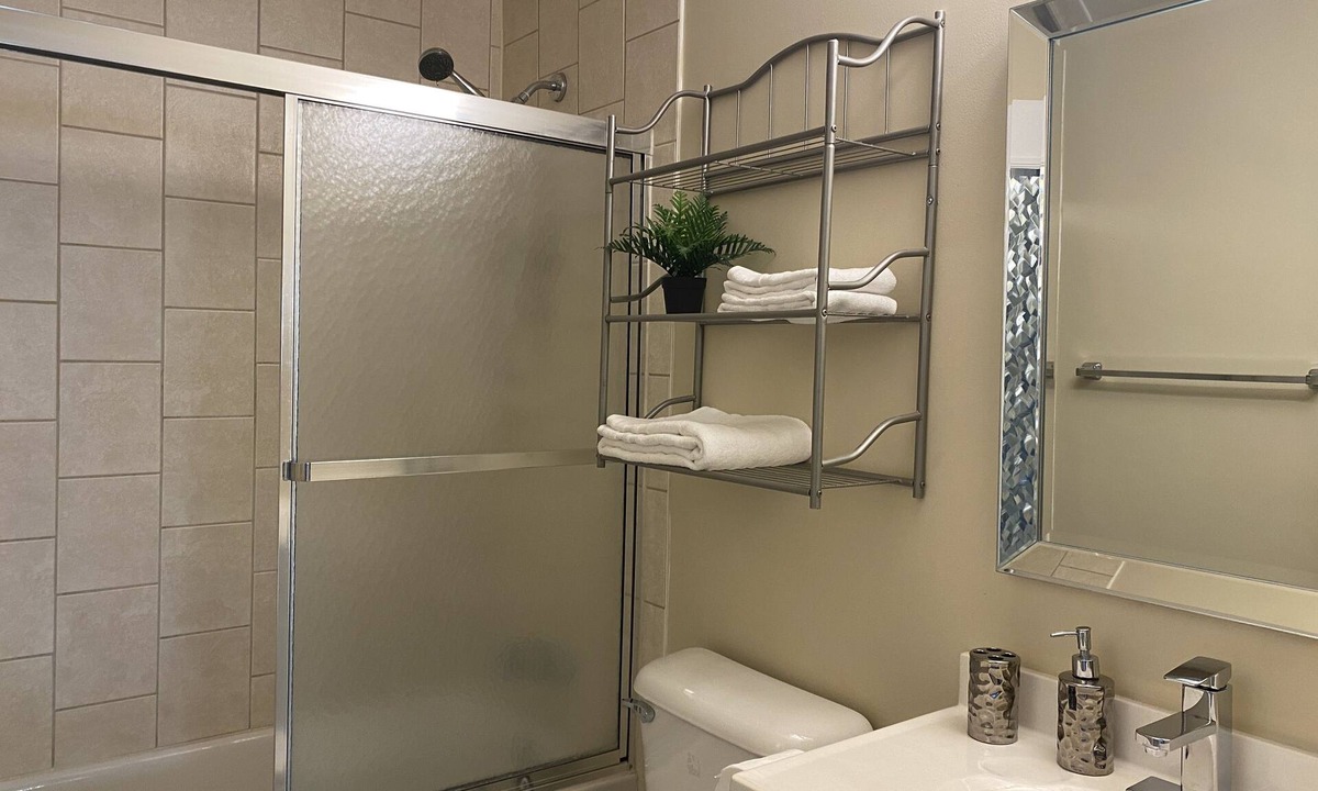 Kitchener Apartment | Bright 2 BR w/KING bed, WiFi, NETFLIX, parking