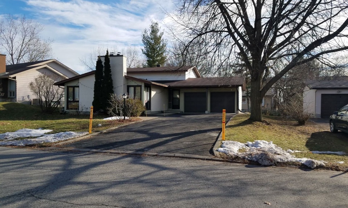 Ottawa Division House | Bright, clean, comfortable, well maintained home
