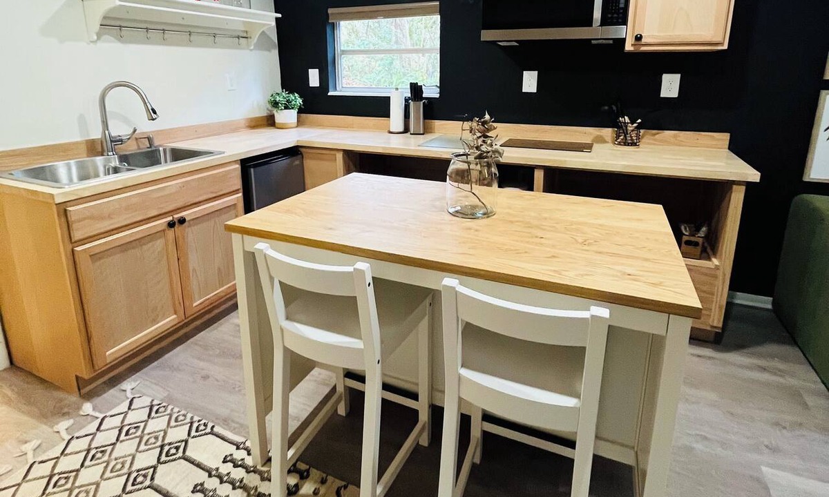 Gainesville Apartment | Central Studio Surrounded by Forest. Calm & Comfort