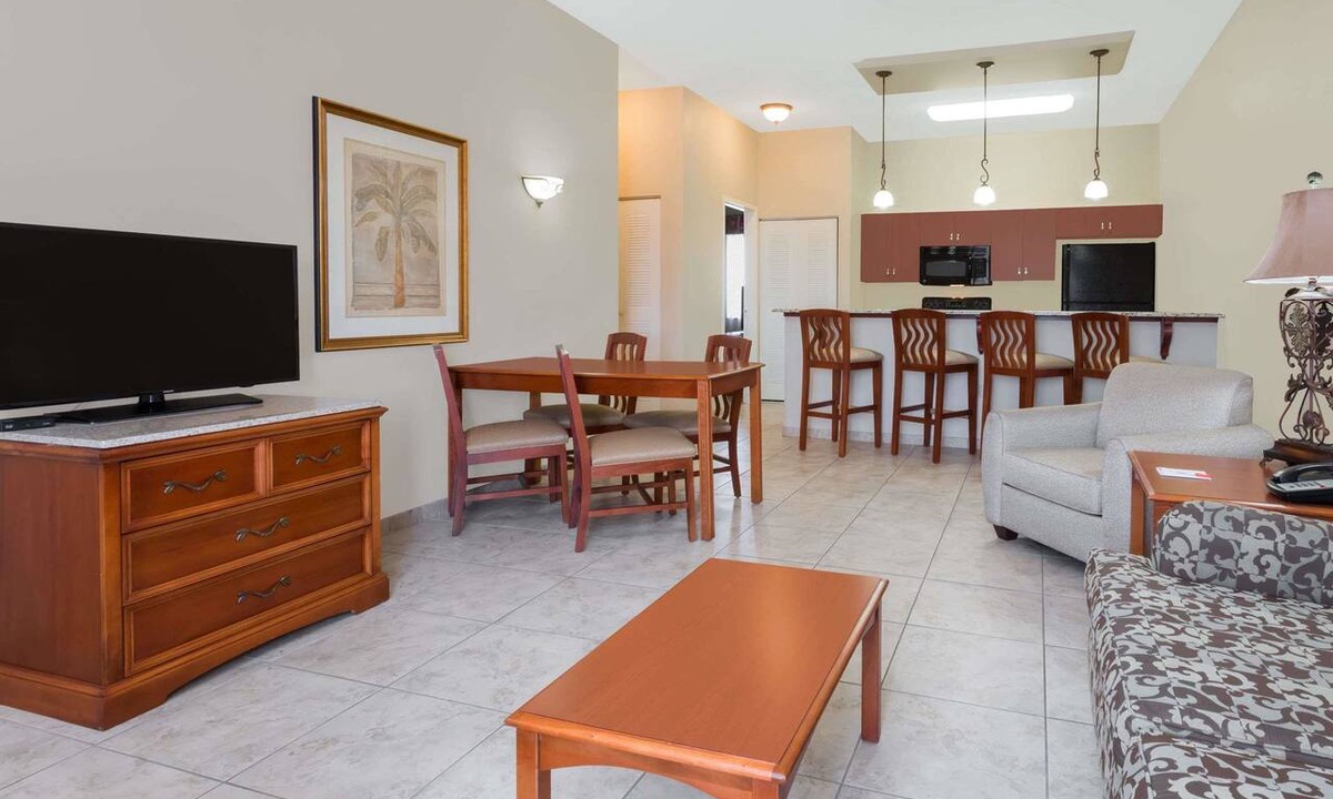 National Gardens Hotel | Clarion Inn Ormond Beach at Destination Daytona