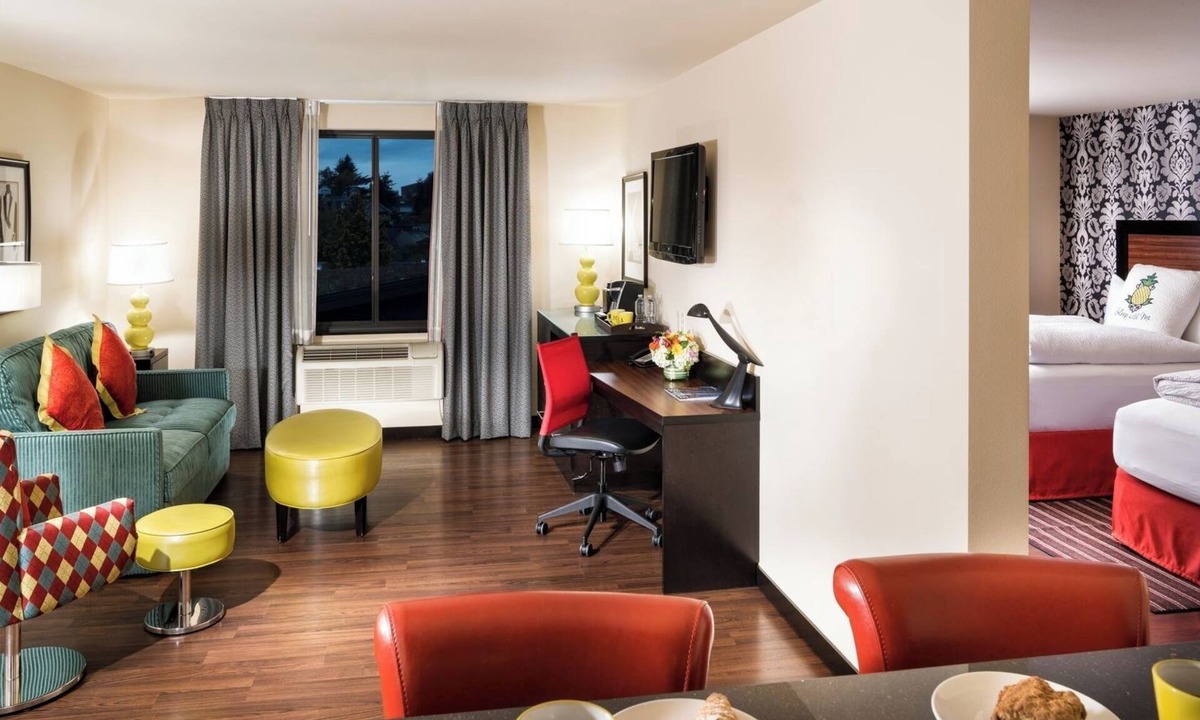Lower Queen Anne Hotel | Comfortable Maestro Suite with Two Queen Beds Near Top Seattle Attractions
