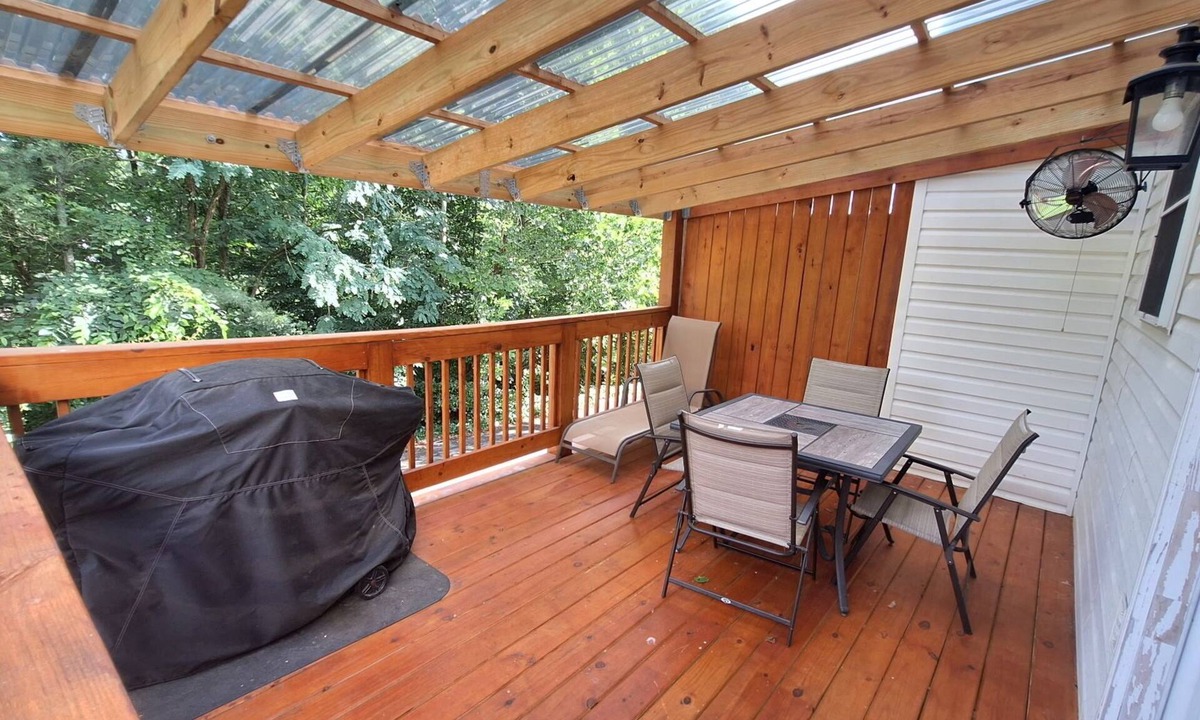 Bristol House | Comfy Condo! PET ALLOWED!