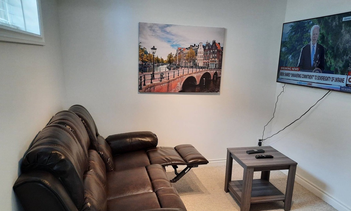 Saskatoon Downtown House | Cozy 2 BR basement suite in Varsity View near RUH