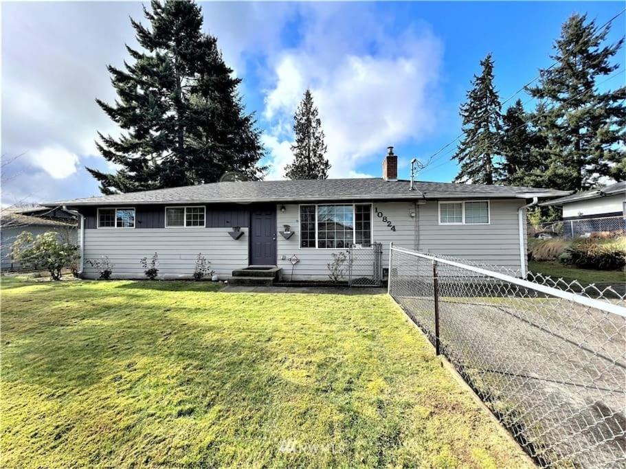 Holly Villa | Cozy 5-bedrooms 2 baths house with hot tub