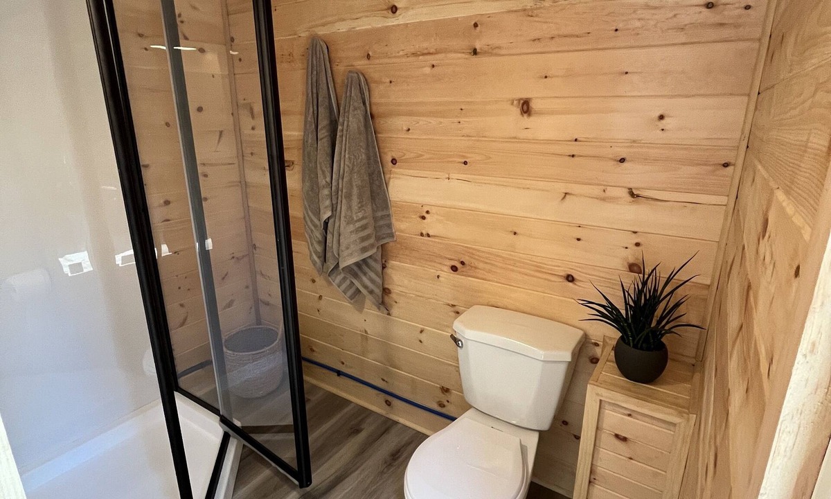 Caledon Cabin | Cozy tiny home, immersed in the forest, overlooking the pond!