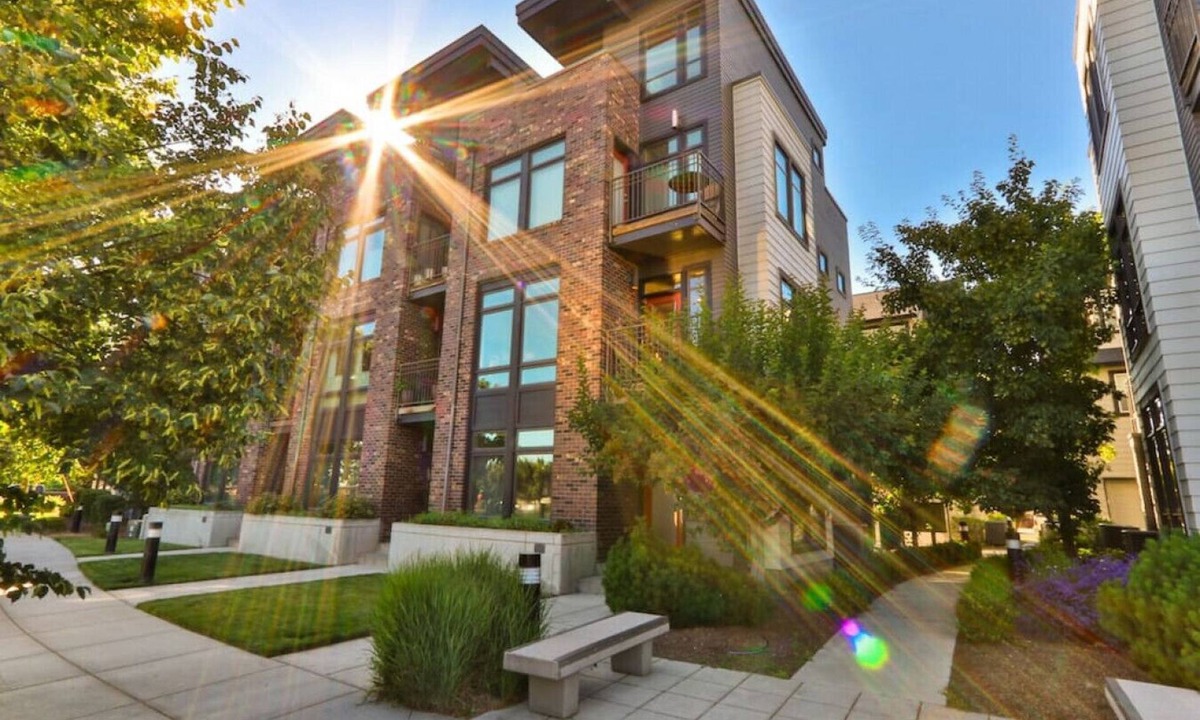 Walla Walla Villa | Downtown Walla Walla Townhome · Walk to Main St · Rooftop + Garage