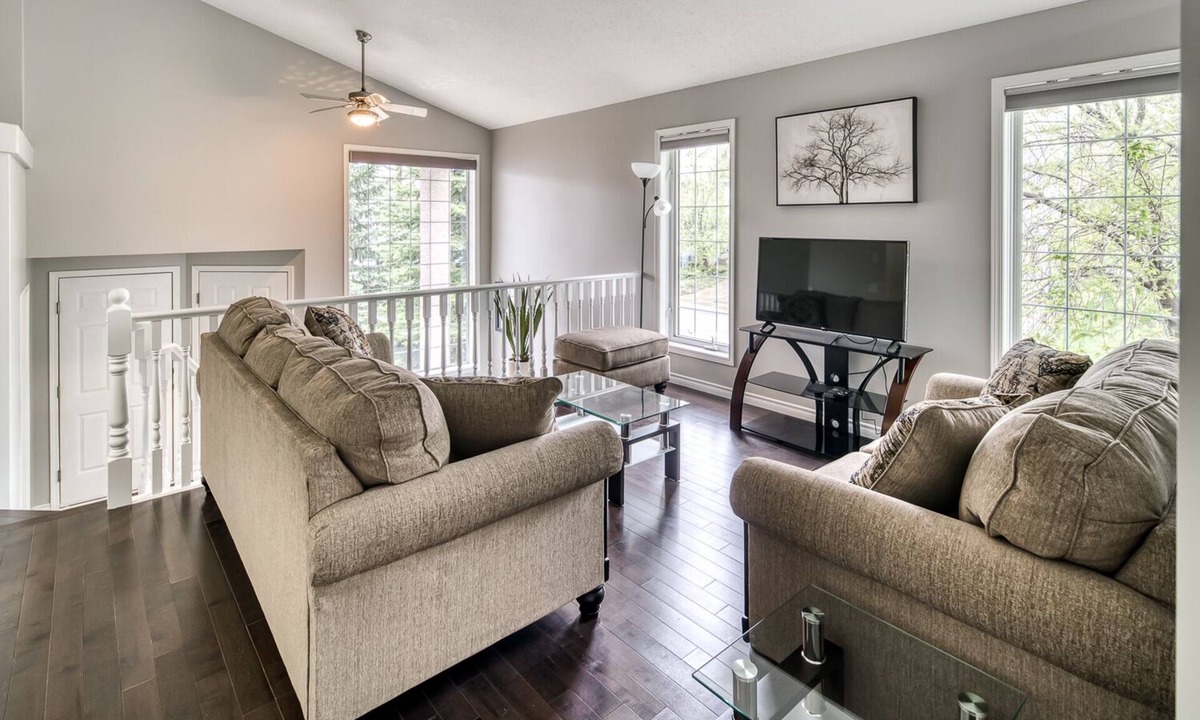 Southwest Calgary House | EXECUTIVE 5BD HOME | MINS TO SPRUCE MEADOWS