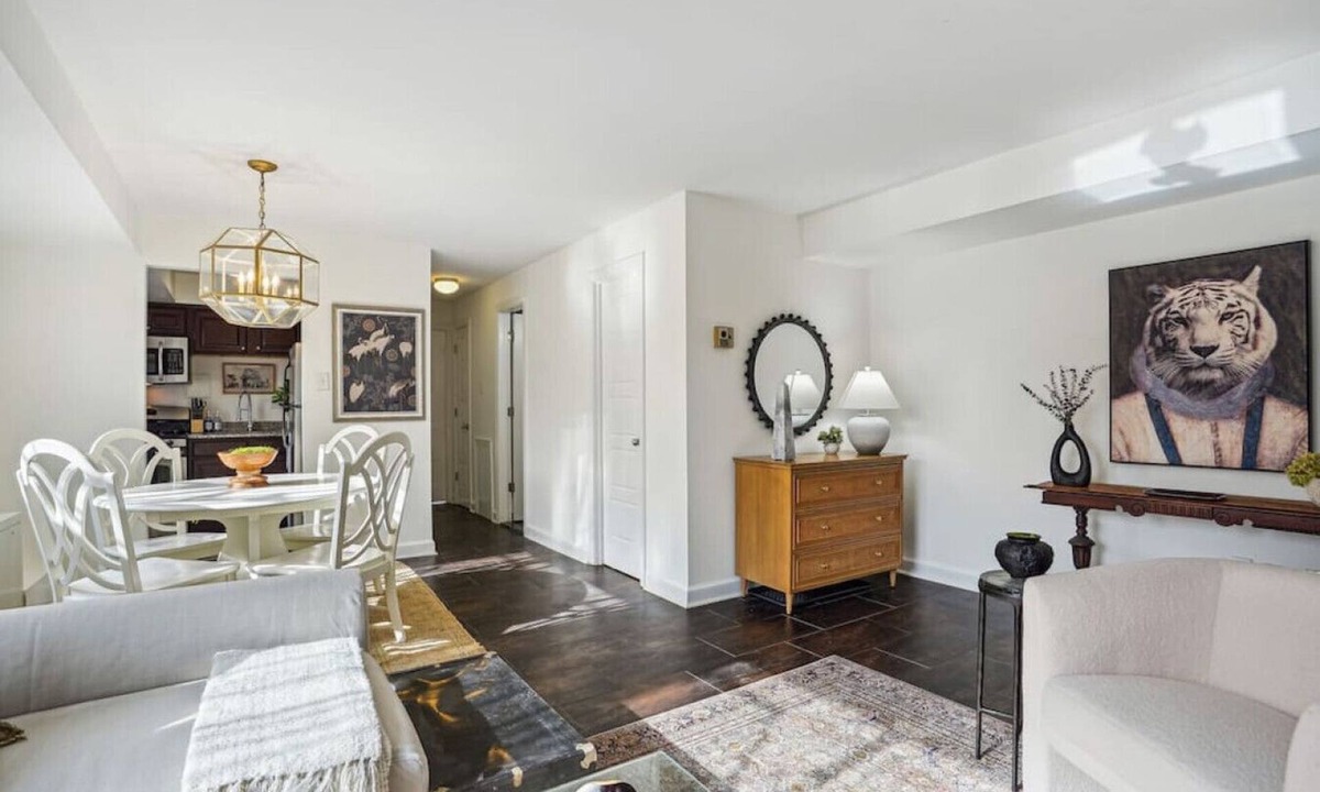 Aurora Highlands Apartment | Executive King Suite/5 min to DCA Pentagon HQ2/Free Parking