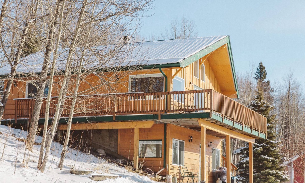 Winfield Ski Chalet | Family run swiss-style chalet, sauna and ski retreat near Twin Lakes