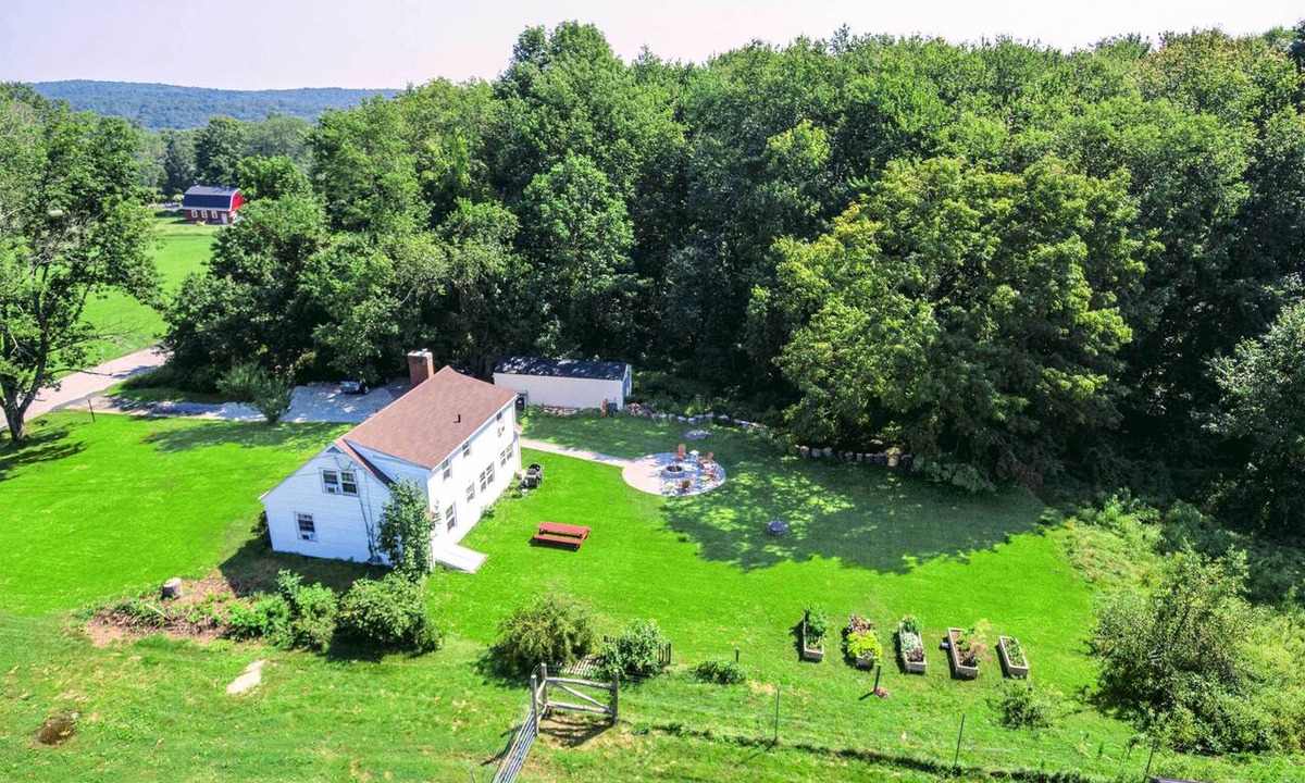 Hampton Hill Historic District Cottage | Hampton 'quiet Corner Cottage' w/Fireplace & Yard