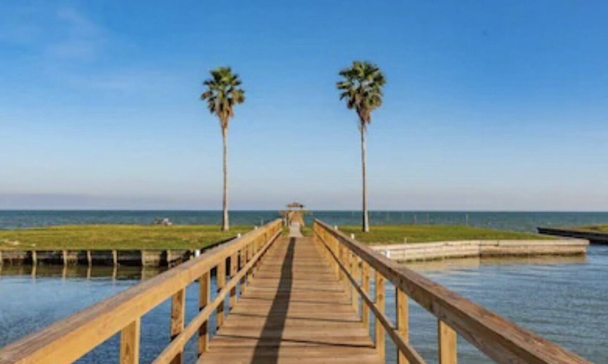Sailhouse Condo | Katz Kozy Condo Poolside & Steps Away From Pier Townhouse Style 2BR/2BA