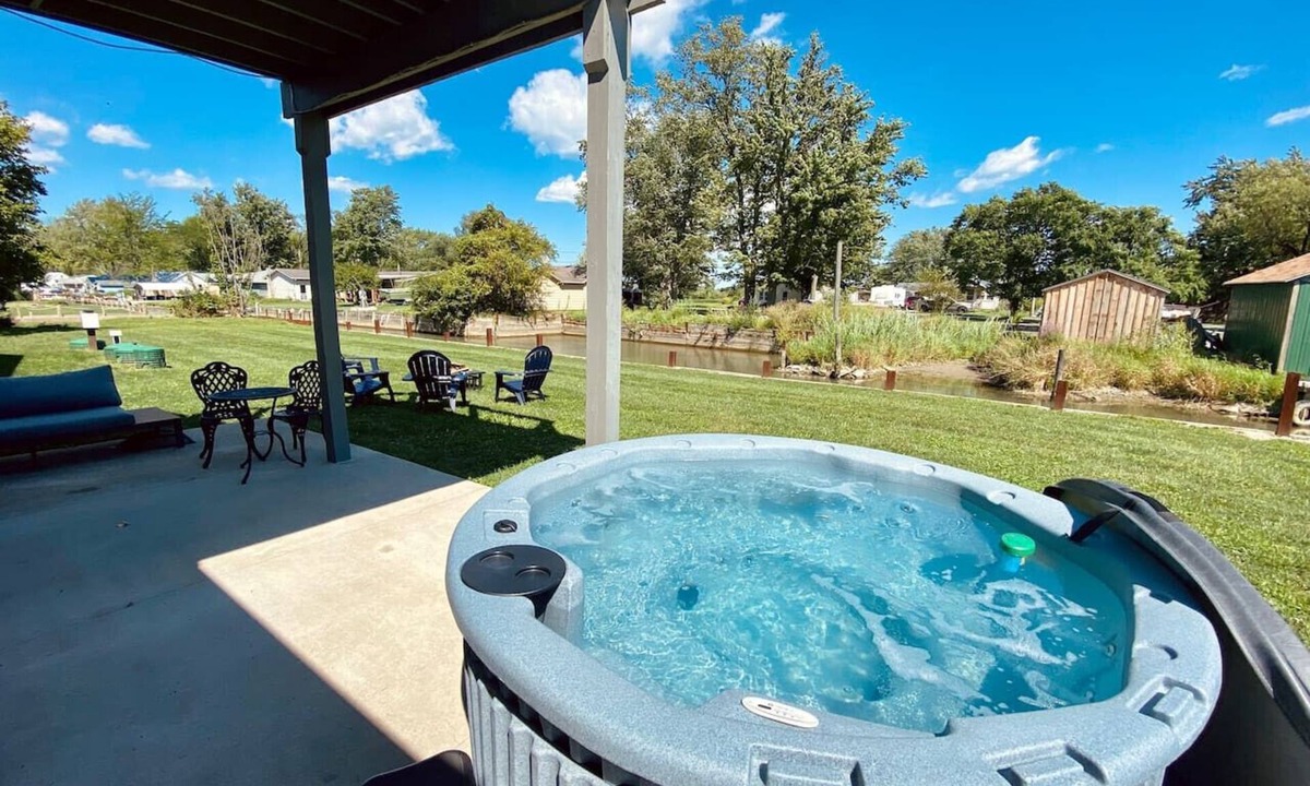 Vickery House | Kayaks, Hot Tub & Home Gym - Family Friendly Cozy Nature Retreat