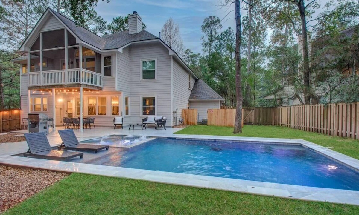Alden Bridge House | Luxe 6 BD Firepit Pool EV Charger in The Woodlands