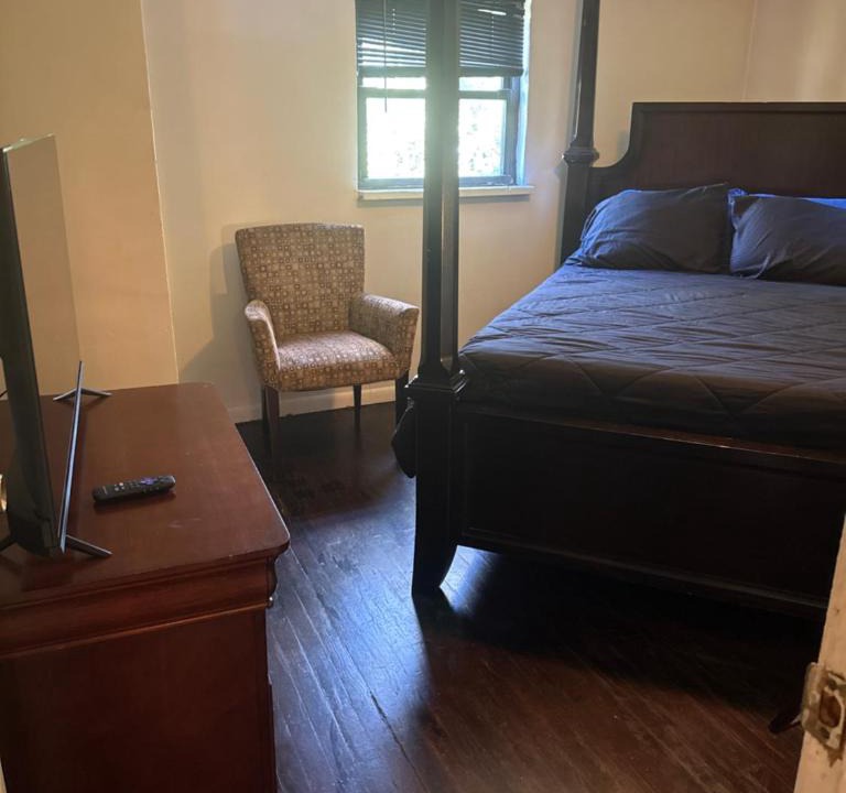 Lincoln Heights Apartment | Midnight 2