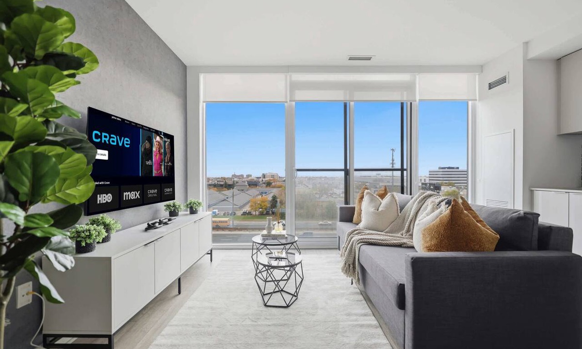 The Queensway Apartment | Modern Suite, Panoramic Views, Parking