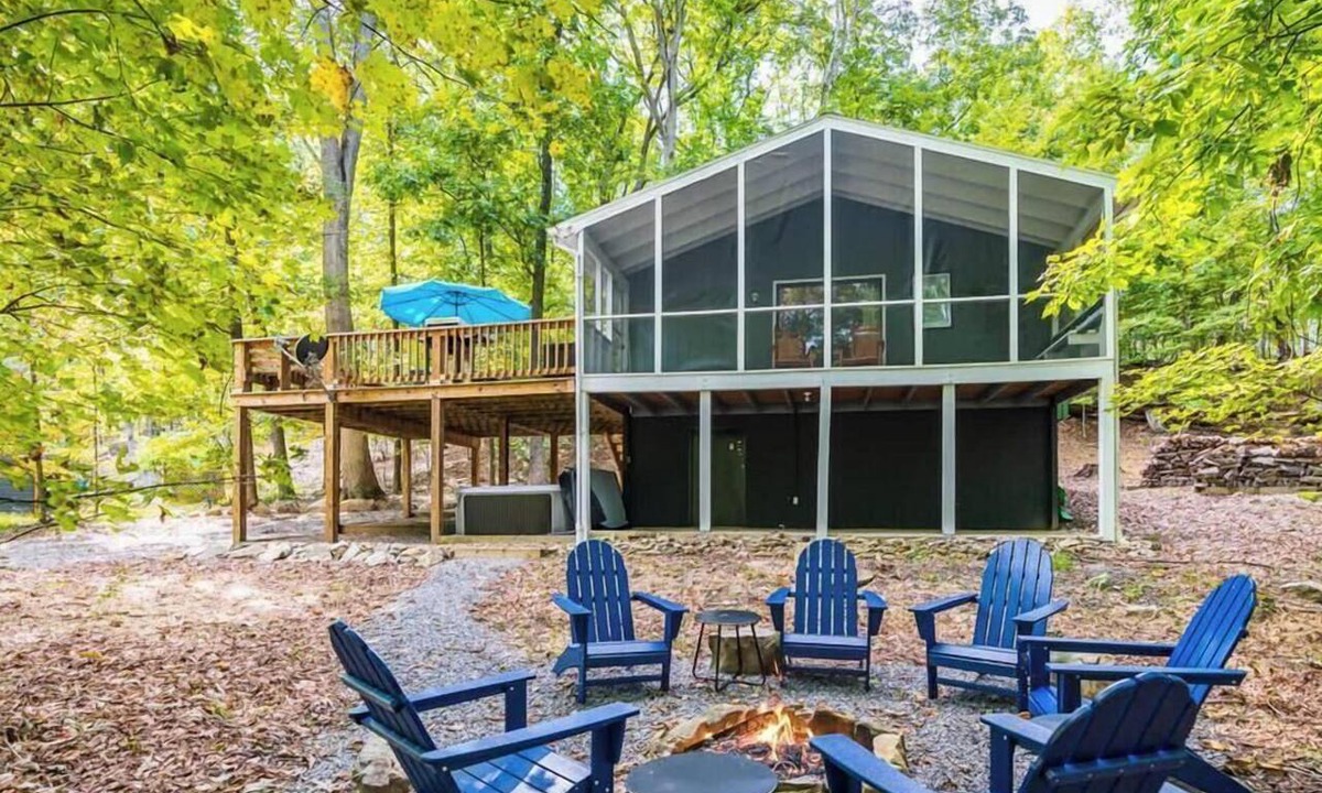 Sleepy Hollow Cabin | Modern w/Fire Pit, Deck, Grill & Hot Tub