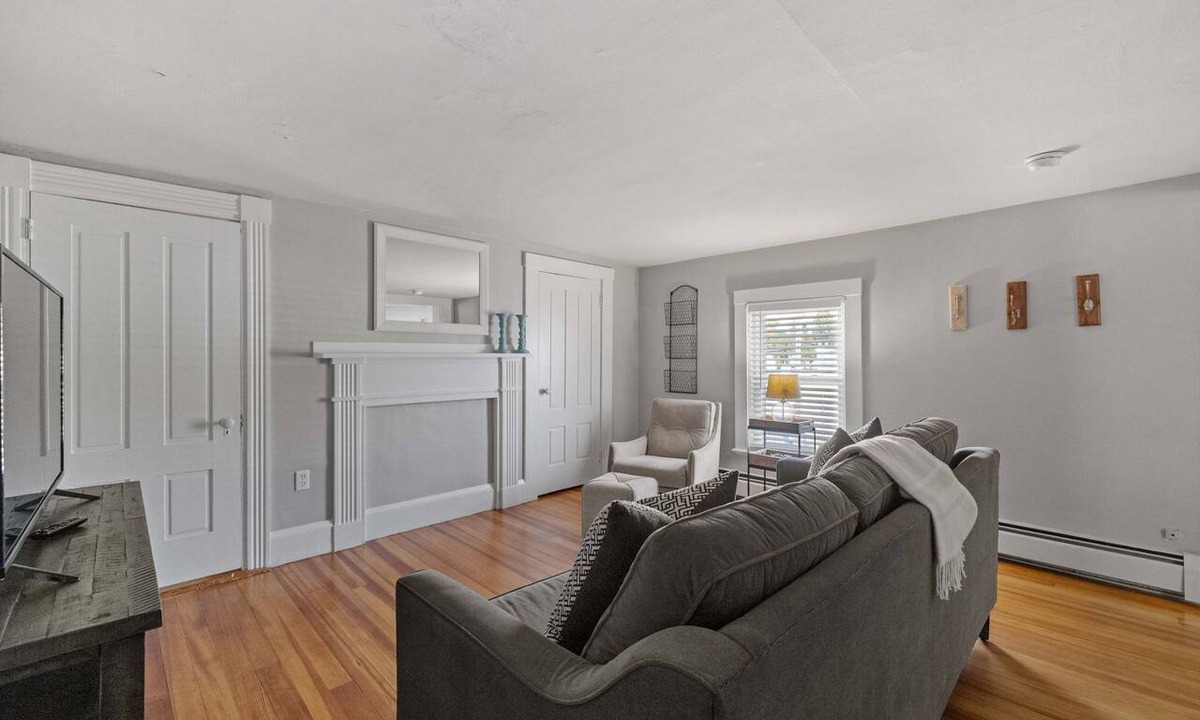 Exeter Apartment | Pet-Friendly Remodeled Exeter 2Bed1Ba Parking & Laundry