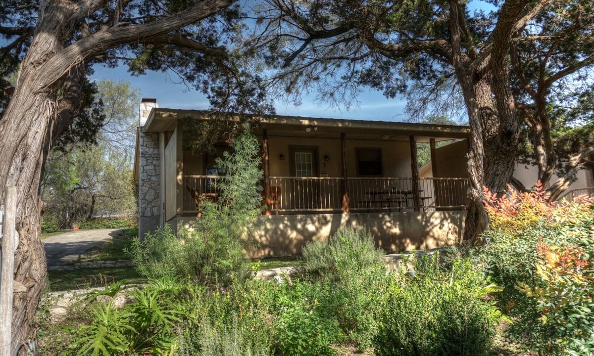Sabinal Cabin | River Front cabin with access to shared pool!
