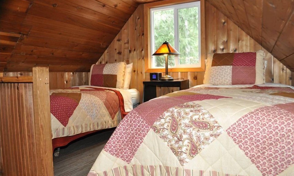 Greenwater Cabin | Riverfront- Hot Tub
