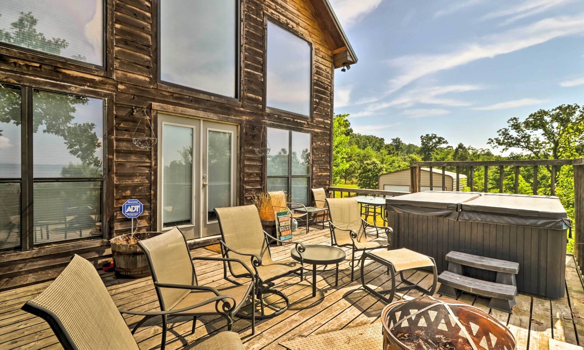 Waveland Cabin | Rustic Lamar Cabin w/Deck & Private Hot Tub