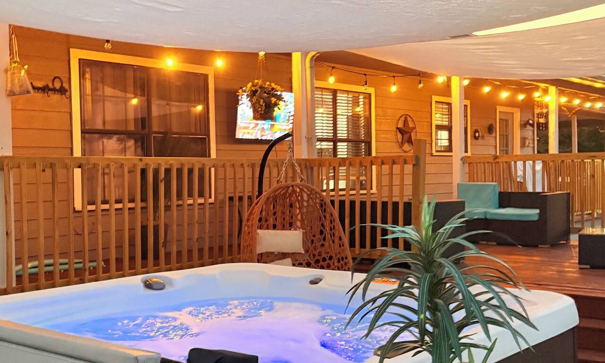 Elmo House | Skyblue Ranch, Peaceful Getaway with Pool!Pets!
