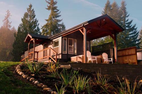 Monroe House | Skyriver Escape Riverfront With Hot Tub