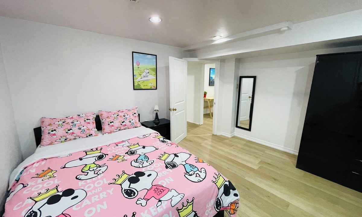 Thornhill House | Snoopy-Themed Private Ensuite with LivingRoom