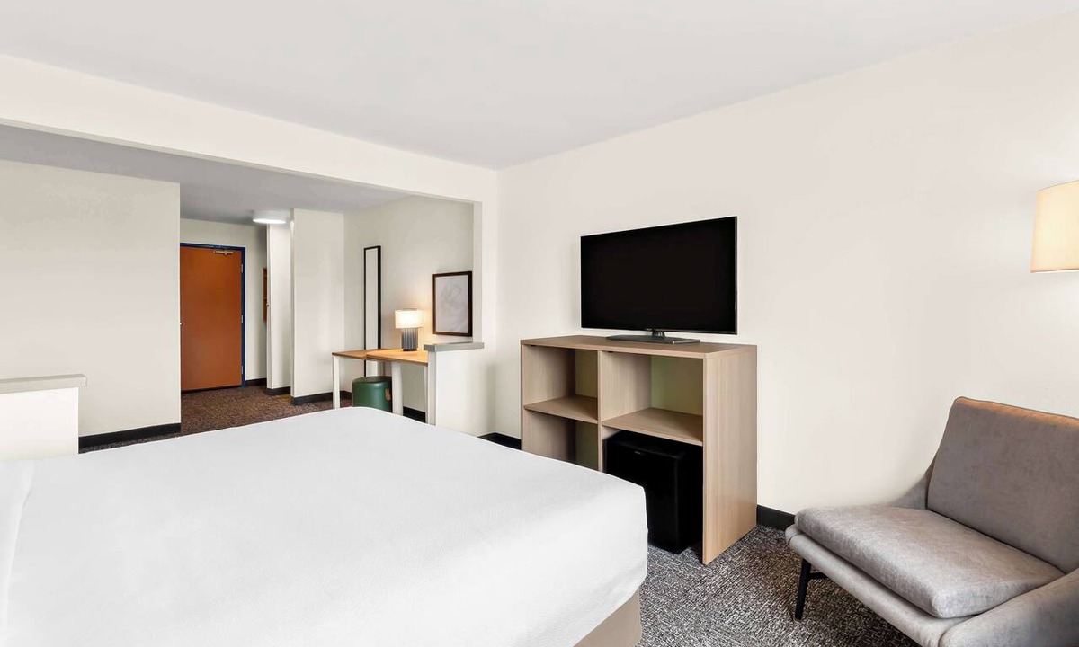 Springfield Hotel | Spark by Hilton Springfield Southwest