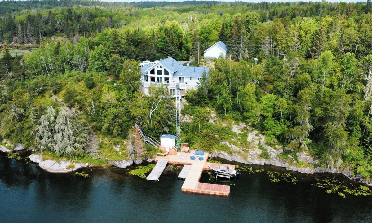 Falcon Lake Cabin | STUNNING CABIN ON LOTW WITH HOTTUB TEN MIN FROM KENORA