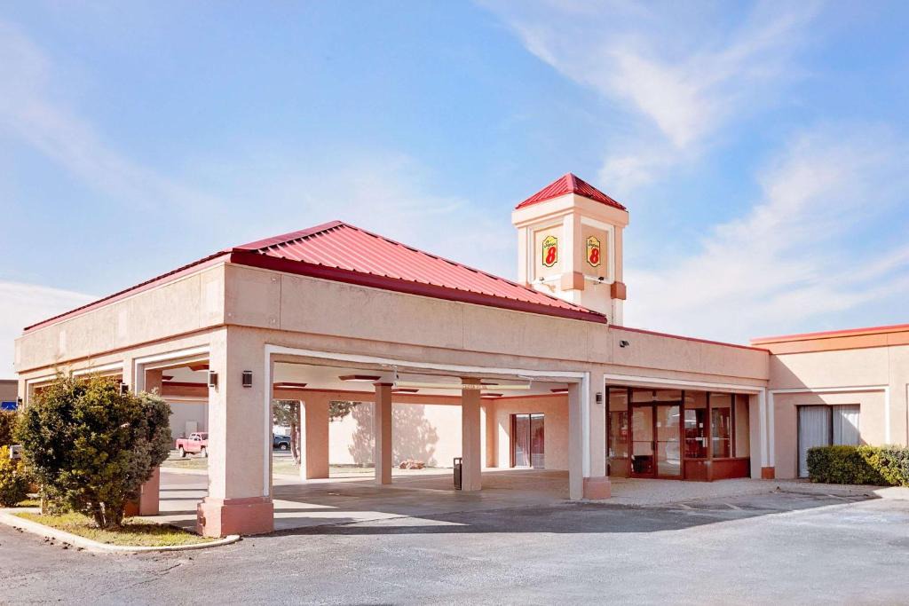 Plainview Hotel | Super 8 by Wyndham Plainview