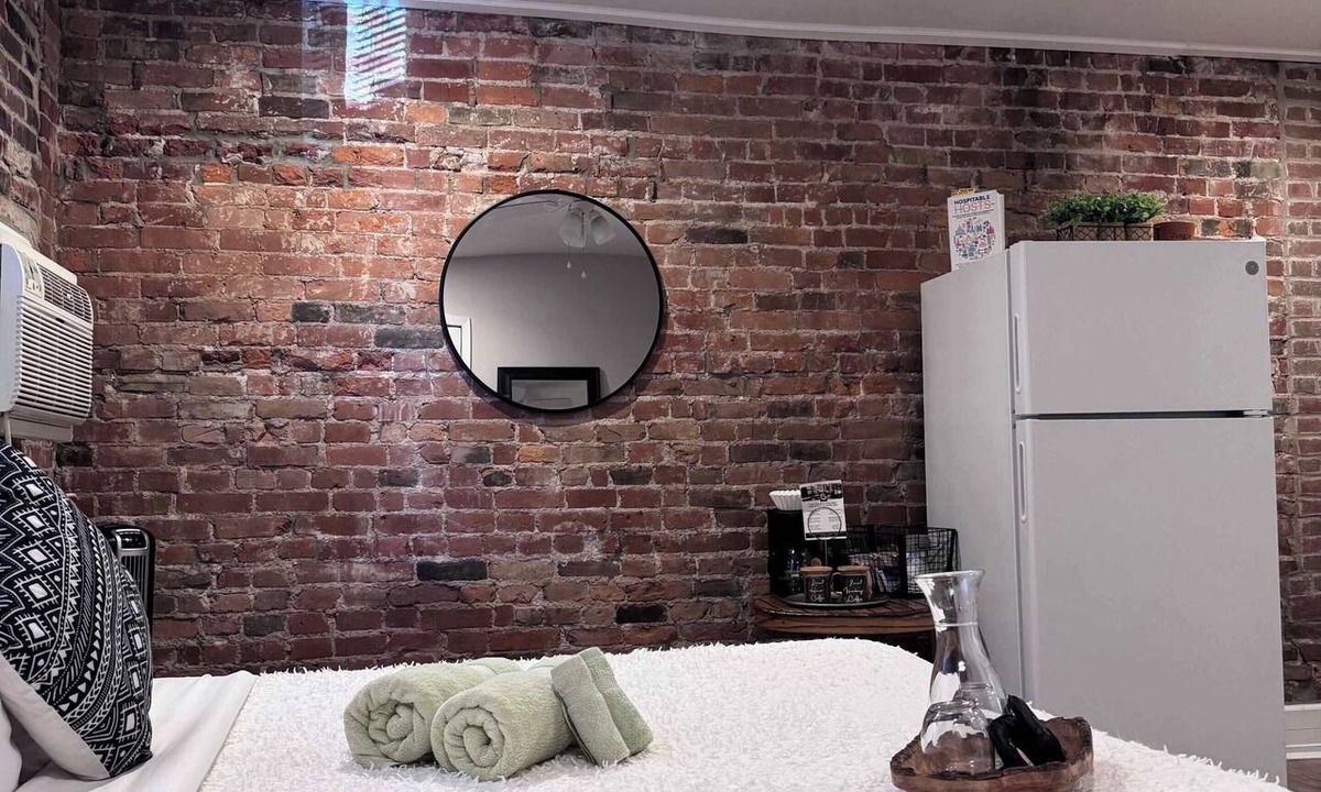 Short North Apartment | The District by Jungle House | Downtown & Short North | Walk to High Street | Near Convention Center, OSU & Nationwide Arena | Private Parking | 5,800+ Reviews