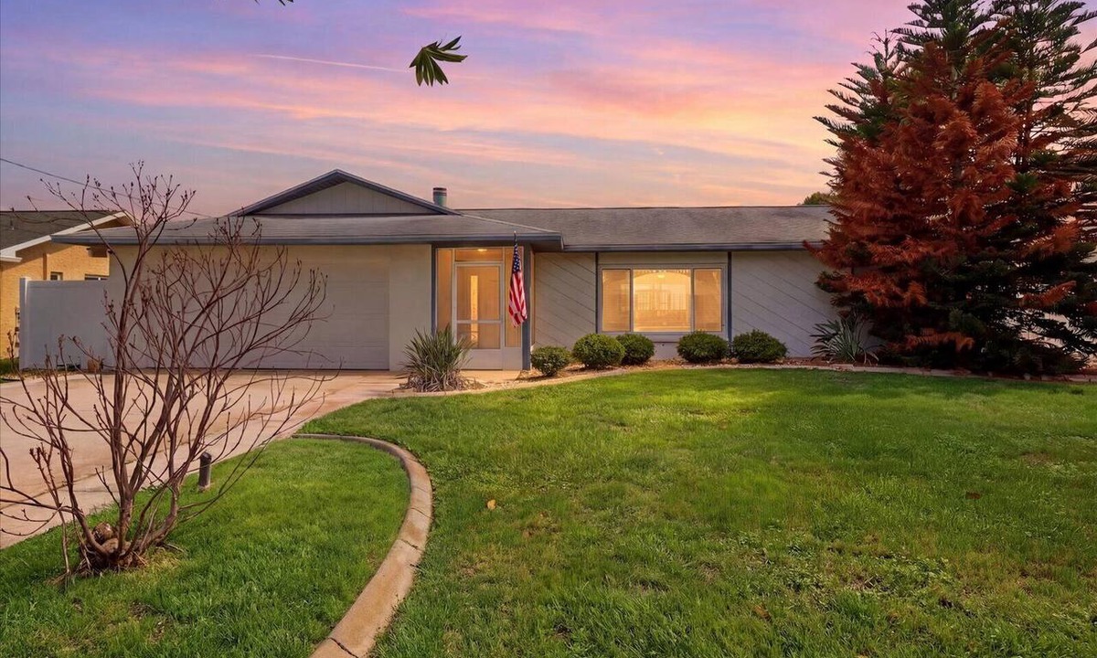 Dixie Shores House | Waterfront 3BR/2BA 5 beds, Dock, Kayaks, Scalloping & Manatees