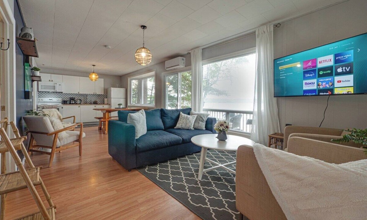 Algonquin Highlands Cabin | Waterfront Night Owl Cottage on Halls Lake