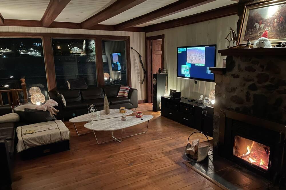Saint-Hippolyte Ski Chalet | Waterfront cottage 1 hour from Montreal