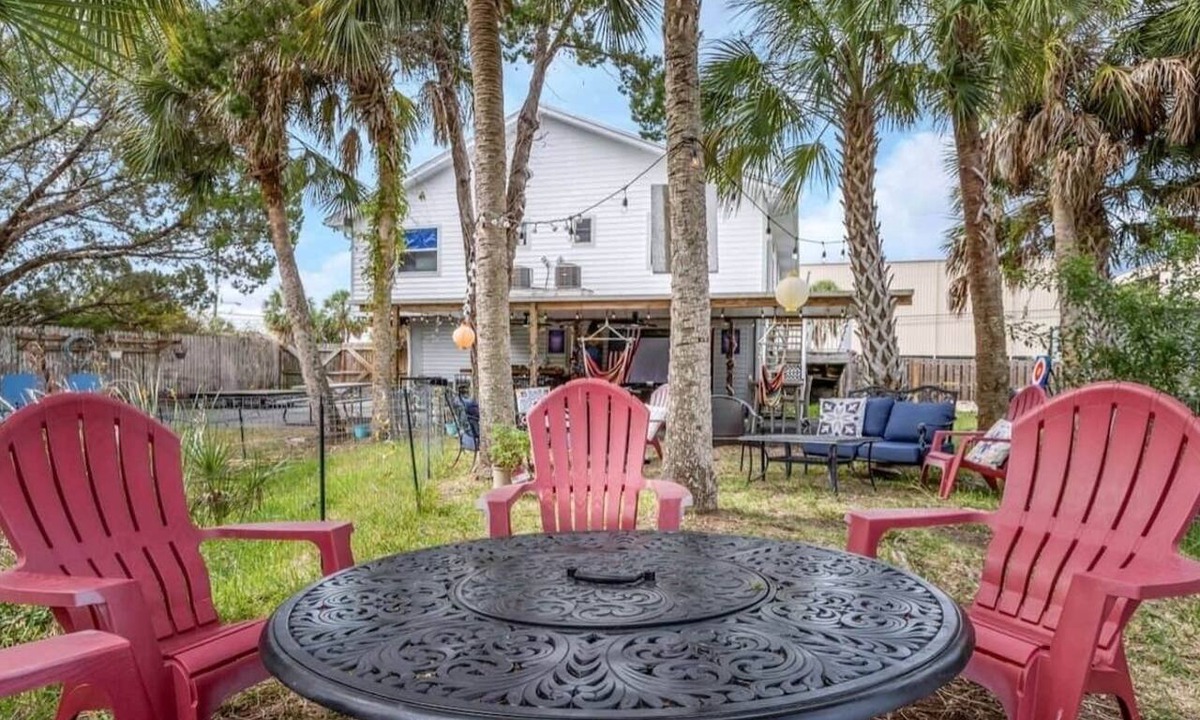 Spring Hill Apartment | Waterfront Suite with Jacuzzi Tub & Fireplace