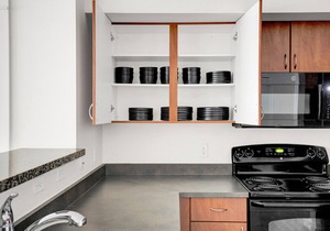 Deluxe Downtown Bellevue 2BR w/W/D & Storage, near Shops, by Blueground in Seattle