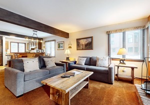 Spacious Homey Mountain Condo. Pool & Tennis Court On-site. Near Restaurants in Mammoth Lakes