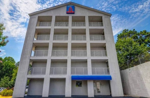 Chamblee Apartment | 1 queen bed|mobility access|tub|smk