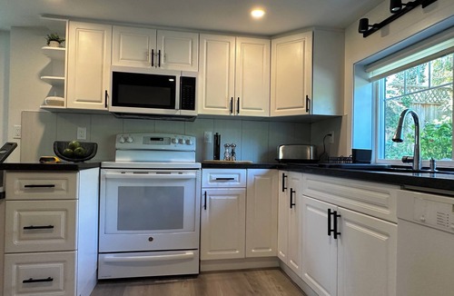 Hollyburn Condo | 2BD cozy guest suite in West Vancouver