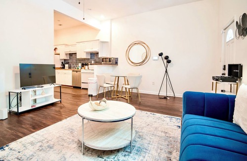 Thunderbolt Apartment | 2BR Chic Duplex - Firepit - Perfect for Travel