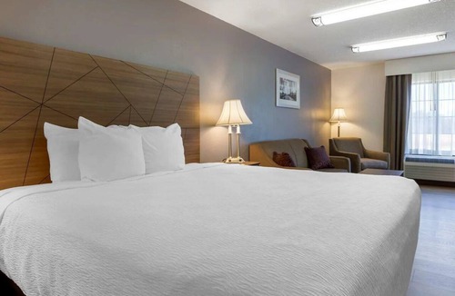South Hill Hotel | 3-King Suite with Sofabed | Free Parking | Hot Breakfast Buffet Included