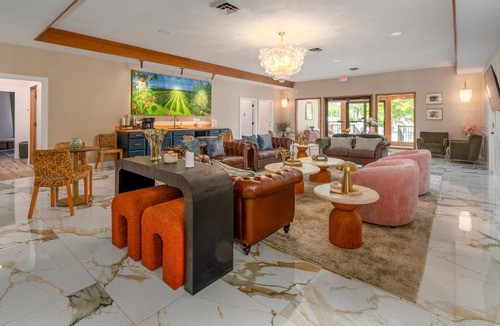 Cobden Hotel | ADA King Suite Accessible, Cobden