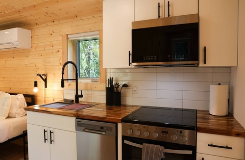 Revelstoke Hotel | Arctic Lodge - Alpha Mountain Loding