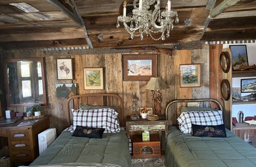 Cedarville House | Authentic Old West Escape at Settlers Rest
