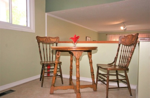 Ottawa Division House | Bright, clean, comfortable, well maintained home